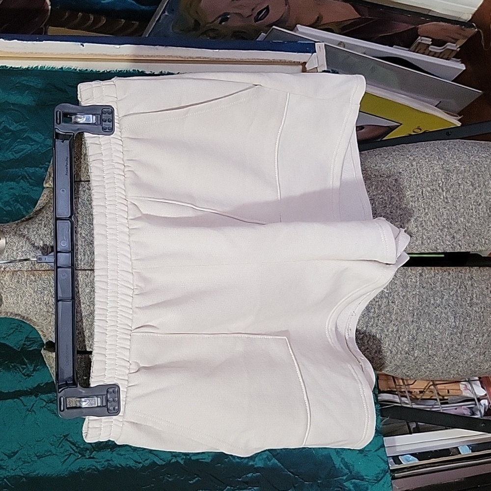 Comfy Cream Pull on Shorts S
